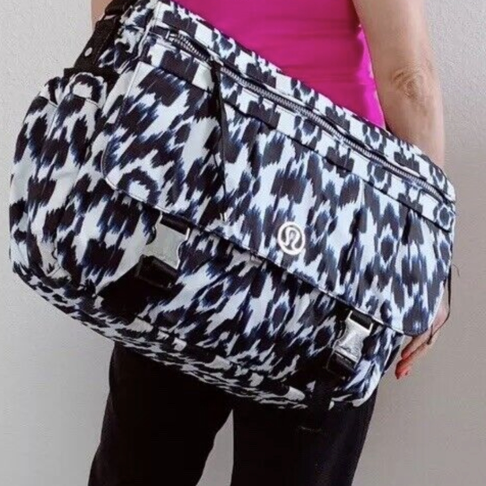 RARE LULULEMON URBAN YOGINI MESSENGER BAG IKAT SPRINKLER BLUE